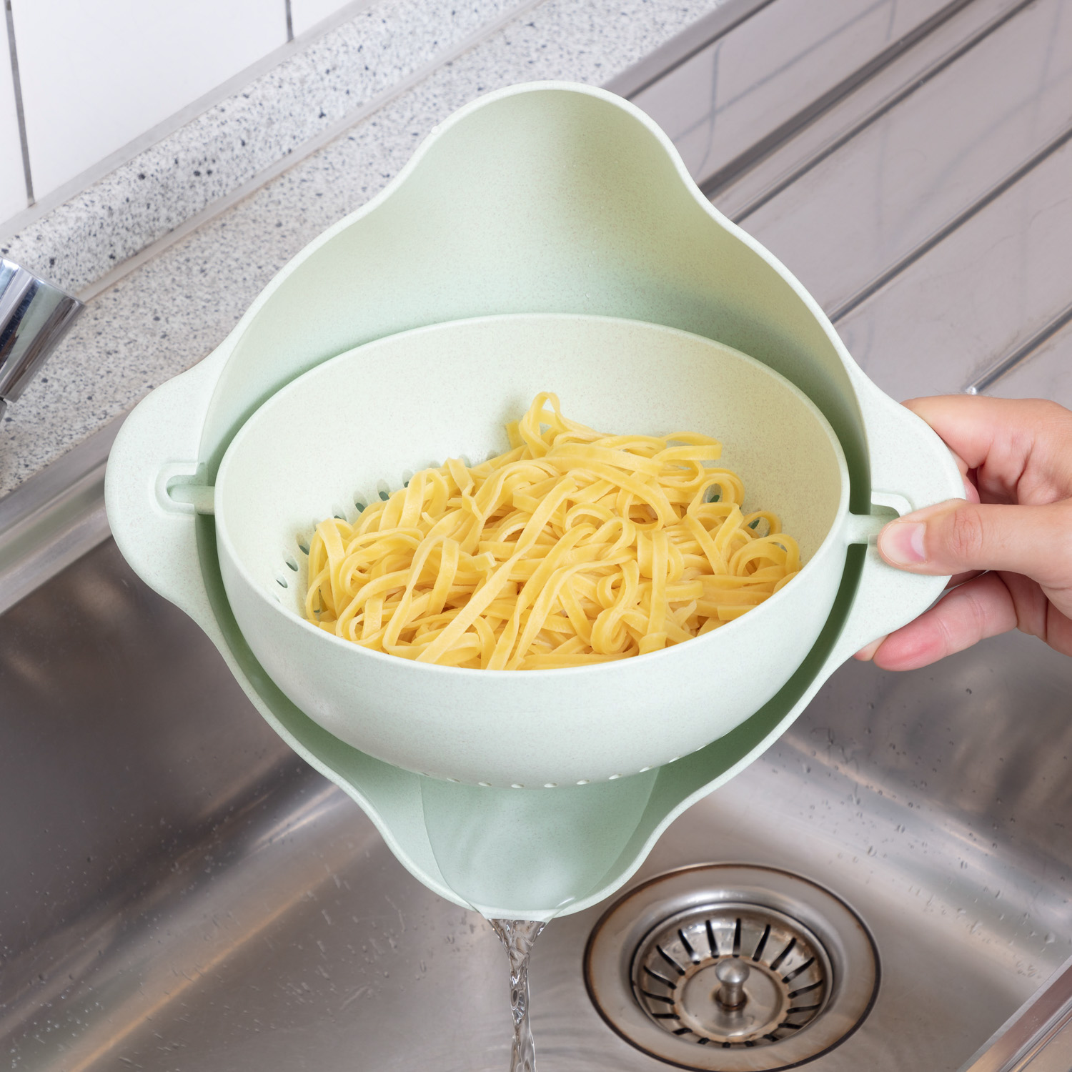 2-in-1 Abtropfsieb und Schüssel DROP, schwingend, aus Kunststoff-/Weizenfasergemisch. Farbe: natur Maße: Durchmesser 29 cm, Höhe 13 cm.