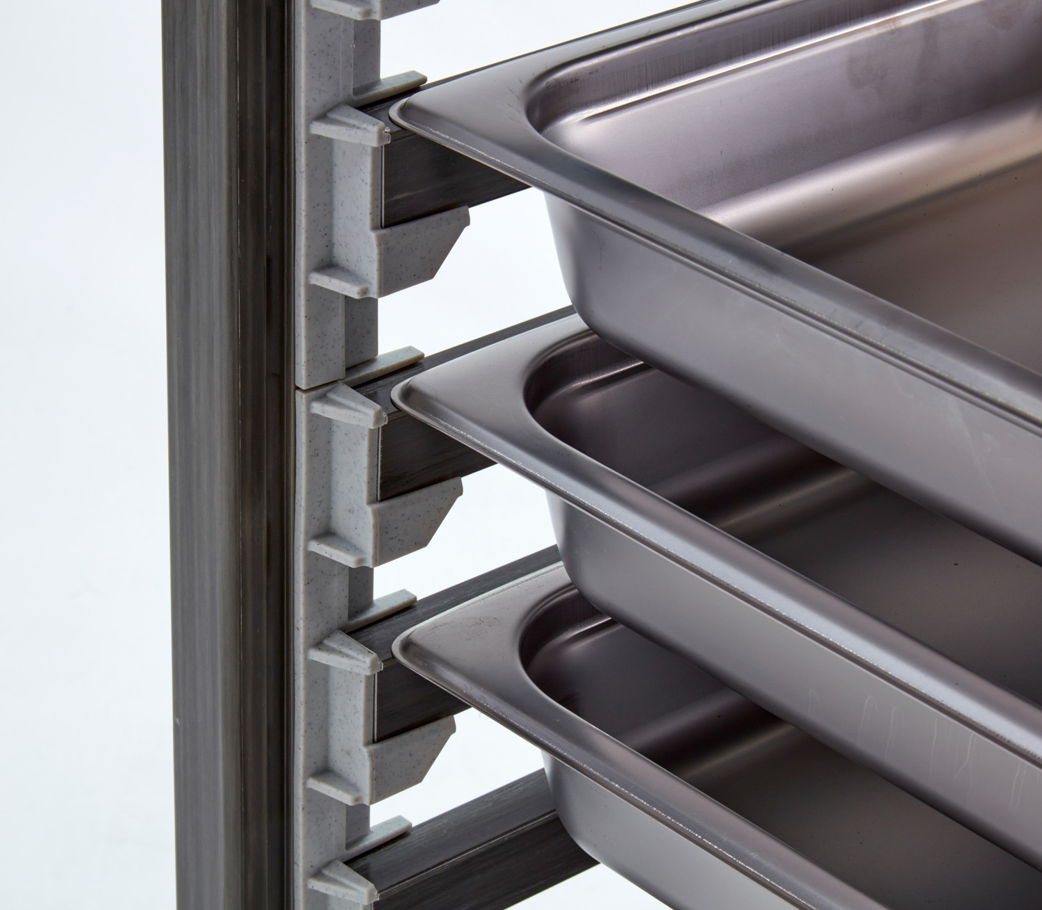 CAMBRO Camshelving® GN 1/1 Speiseschalenregal mit 18 GN 1/1 Einschüben unmontiert, grau