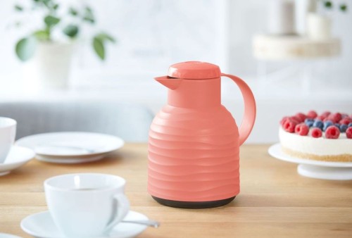 Emsa SAMBA WAVE Isolierkanne 1 Liter Kunststoff Koralle - made in Germany - 12h heiß/24h kalt - 100 % dicht - Kaffeekanne