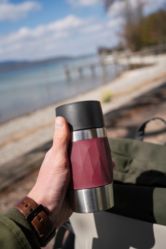Emsa TRAVEL MUG COMPACT Isolierbecher 0,3 Liter, in der Farbe Weinrot, aus Edelstahl, mit Soft Touch Manschette und Drehverschluss,