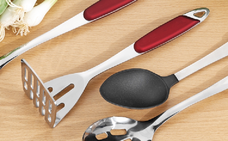 Kartoffelstampfer TOLEDO, bordeaux-rot, Edelstahl 18/0, 2,5 mm dick, hochglanzpoliert, mit Kunststoff-Griffschalen, auf Hängekarte