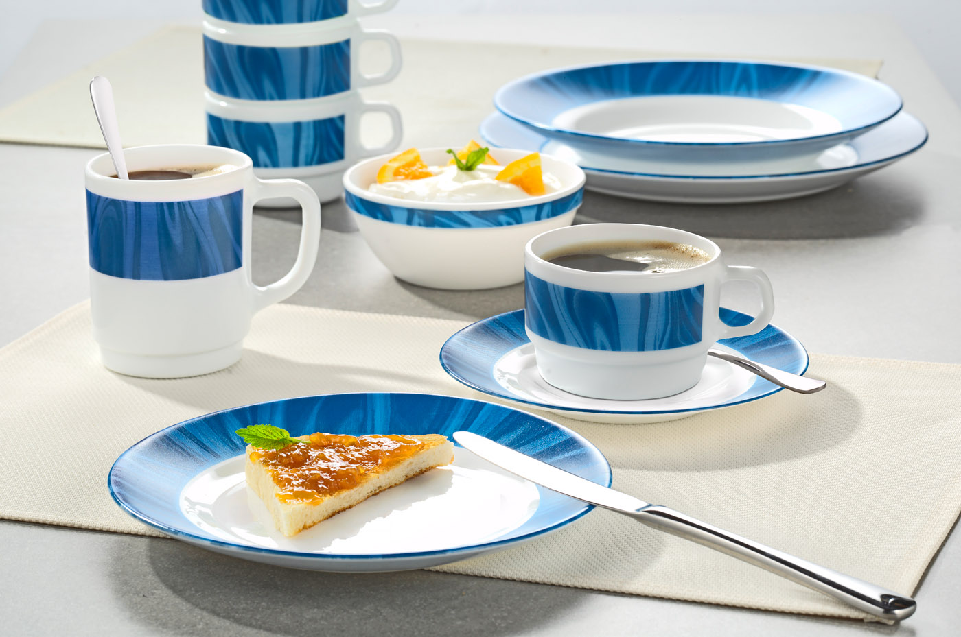 Dessertteller NATURA mit blauem Muster. Durchmesser 19,5 cm, aus Opalglas. Von Bormioli Rocco.