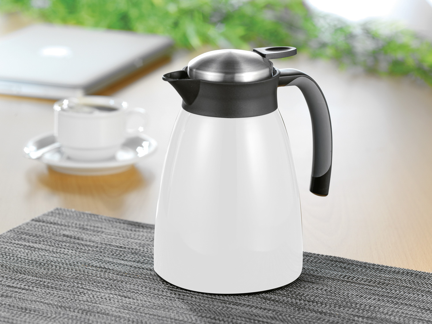 Isolierkanne GLACE, Inhalt: 1 Liter, doppelwandiger Edelstahl, weiß lackiert, Höhe: 20,8 cm, Durchmesser: 13,5 cm.