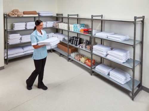 Geschlossene Grundeinheit, 180 kg pro Fachboden, 800 kg für eine Einheit mit 4 Fachböden - Abmessungen in cm 54x137.5x183 von Cambro