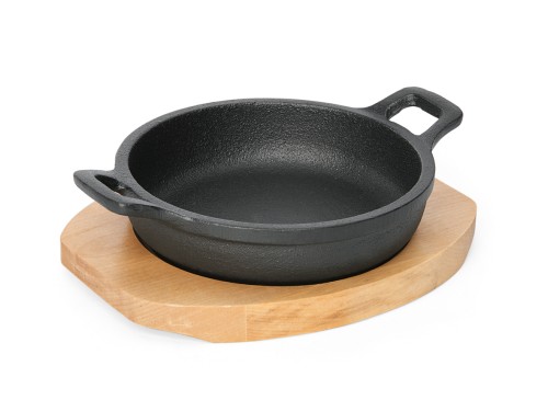 Servierpfanne. Gusseisen. mit Holzuntersetzer. Durchmesser: 13 cm.
