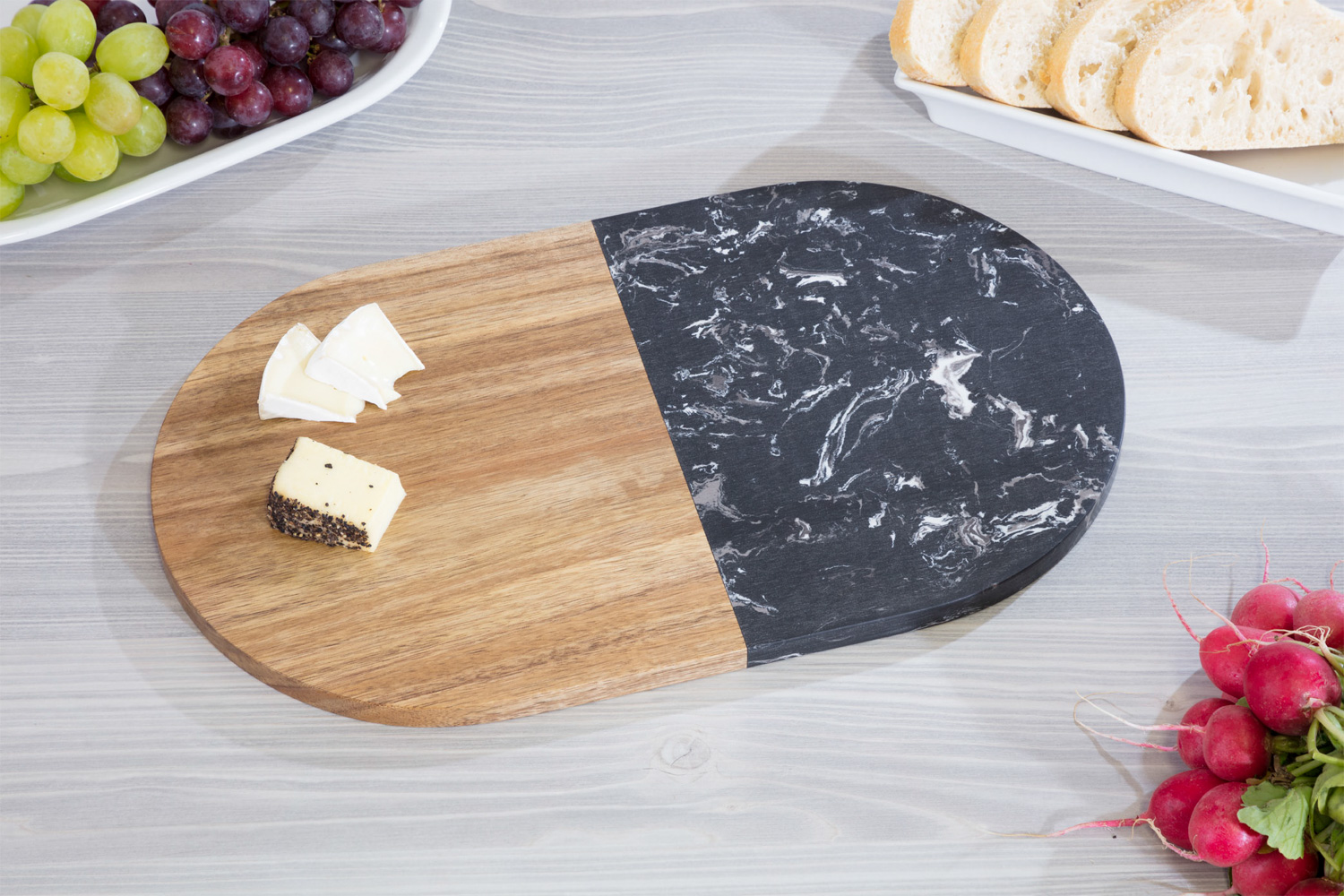 Schneidbrett ROMA aus Akazienholz und schwarzer Einlage in Marmoroptik, ovale Form, Maße: ca. 37 x 22 x 1,2 cm, Gewicht ca. 1.300 gr,
