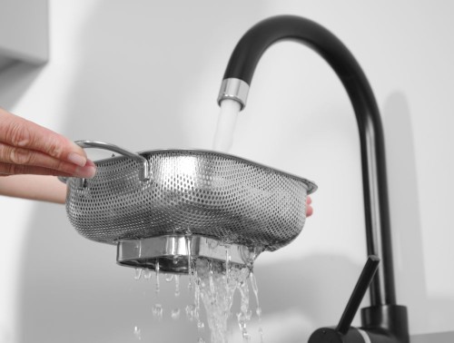 Gemüsesieb, quadratisches Model, auf Fuß mit 2 Griffen. Edelstahl.218x218x(H)70 mm