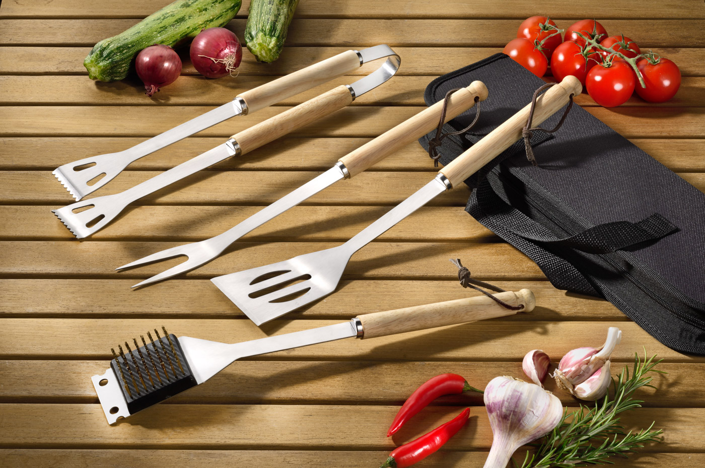 Grillbesteck / BBQ Set "Clayton", vierteilig. Bestehend aus Grillbürste, Pfannenwender, Grillzange und Gabel inkl. Nylontasche.