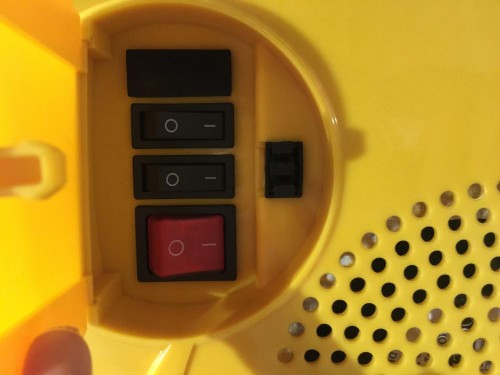 Saftspender, gekühlt, 2 x 12 L. Zwei Behälter je 12 Liter, mit Schnellablasshahn. Temperatur regelbar von 2°C bis 8°C.