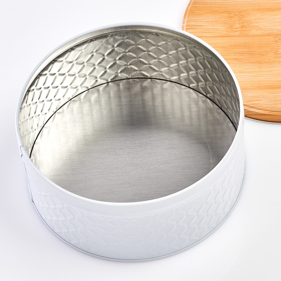 Dose, Metall, Ø20x9,3 cm. Farbe: weiß. Fassungsvermögen: 2000 ml. Das modernde Design macht diese Vorratsdose zu einem echten