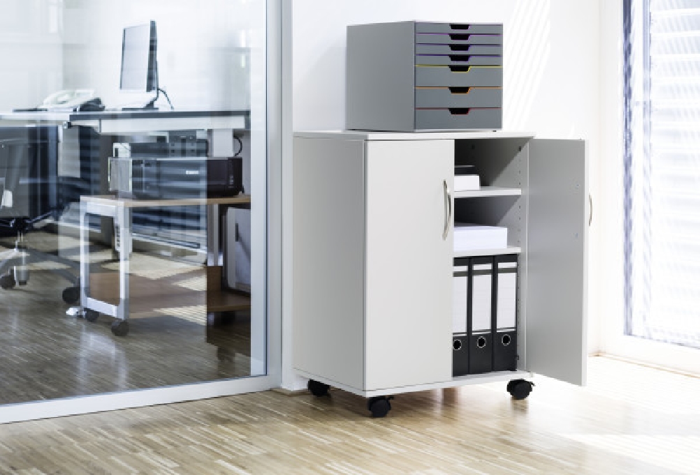 Multifunktionswagen COFFEEPOINT, lichtgrau, mit 2 Türen u. 4 Rollen. Aus melaminbeschich- tetem 16 mm Holz. 73,7 x 52,8 x 40 cm (H x B x T)