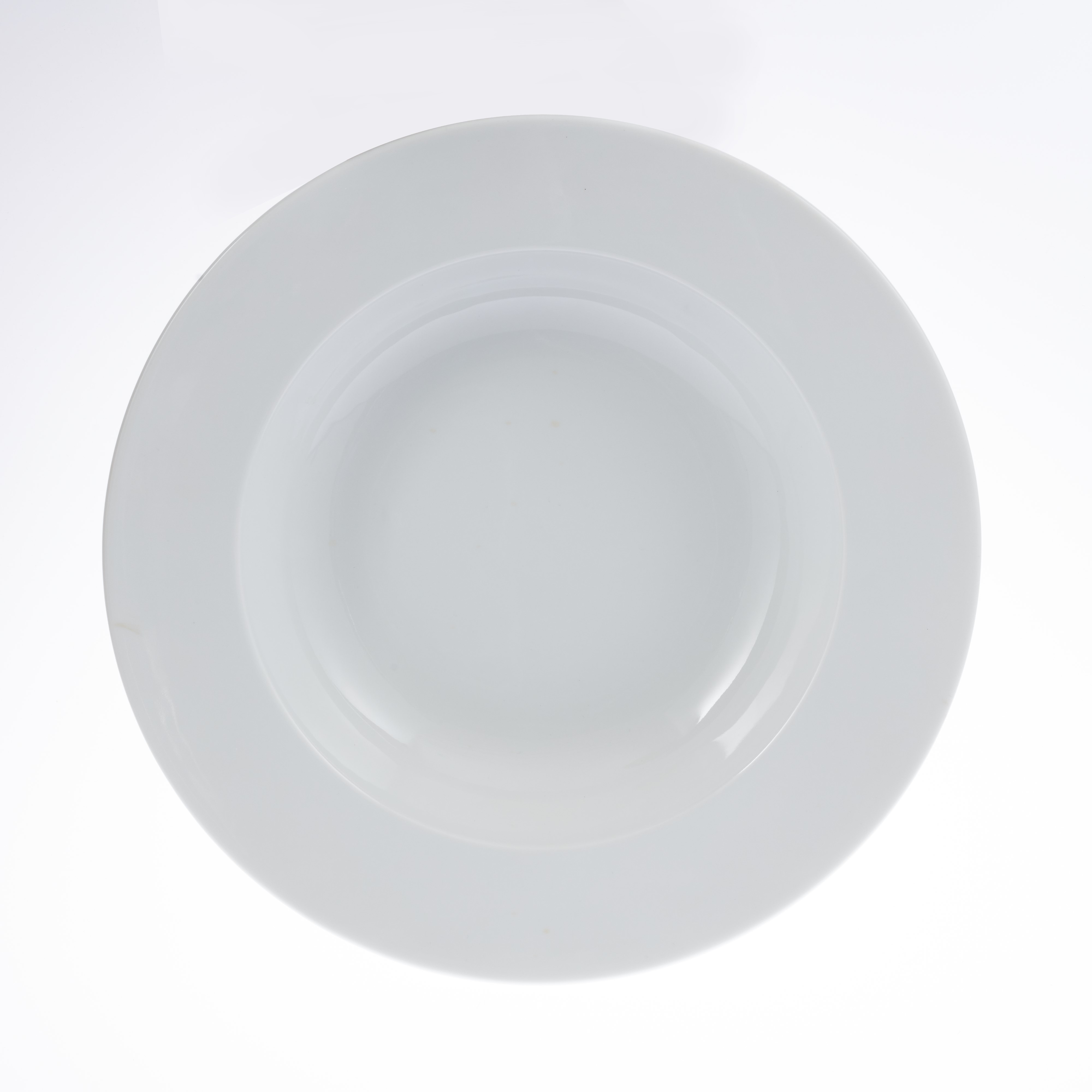 Pastateller ADRINA, Durchmesser 29,5 cm, von caterado. Aus weißem Porzellan.