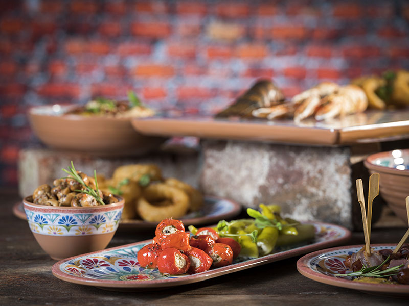 GN 1/1 Tablett -ARABESQUE- 53 x 32,5 cm, H: 2 cm Melamin innen: Dekor außen: Terrakottaoptik mit Antirutsch-Füßchen