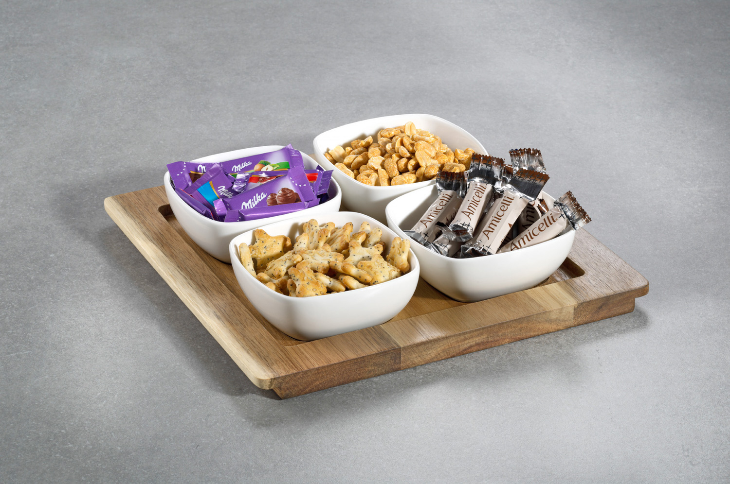 5-teiliges Servierschalen Set LUND, quadratisch 4 Schalen aus weißem Porzellan ca 10 x 10 x 3,9 cm 1 Tablett aus Akazienholz ca. 25 x 25 x 1,5 cm