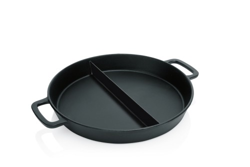 Riesenpfanne. mit Mittelsteg. Eisenguss. mit zwei angegossenen Griffen.