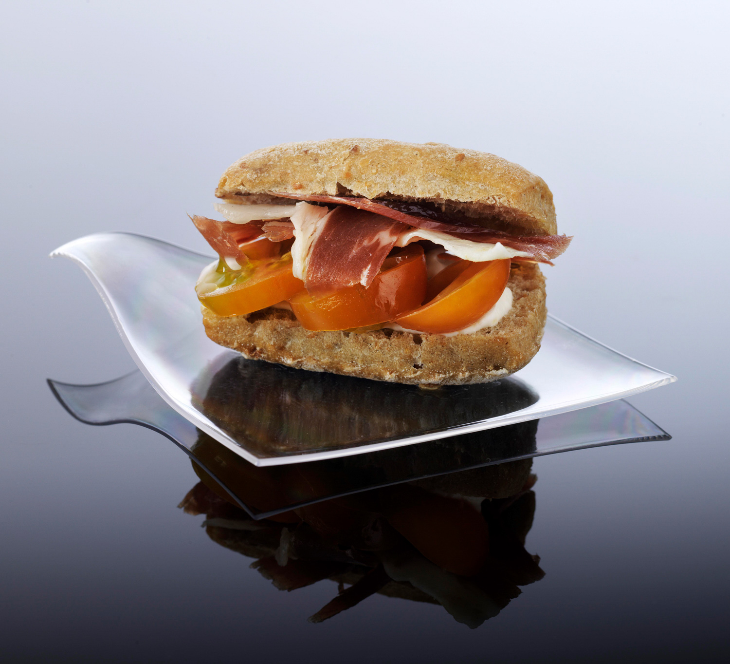 ARAVEN Speiseteller aus dem WAVE Catering-Sortiment in kleiner Größe, durchsichtig und aus Polystyrol