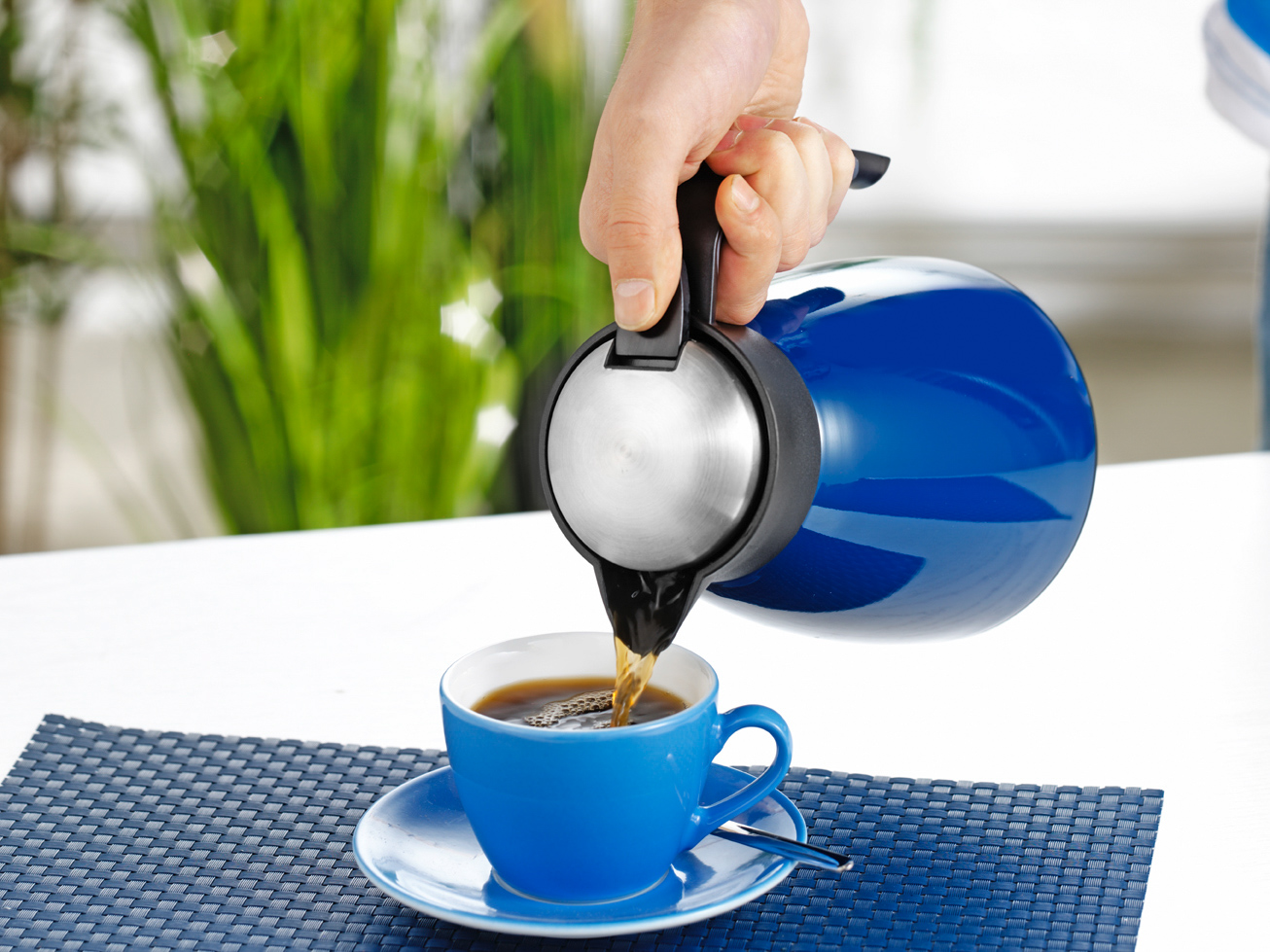 Isolierkanne GLACE, Inhalt 1,5 Liter, doppelwandiger Edelstahl, grün lackiert, Höhe: 24,3 cm, Durchmesser: 13,5 cm.