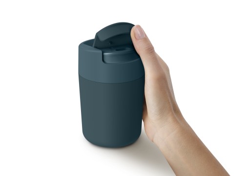Joseph Joseph Sipp Reisebecher mit Klappdeckel - 340 ml - Blau