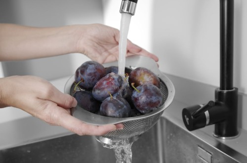 Gemüsesieb, Edelstahl, feinmaschig. Auf Fuß mit 2 Griffen. Spülmaschinengeeignet.