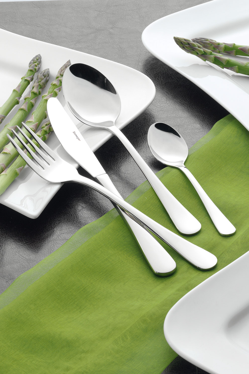 Besteckset SYLVIA, 145 tlg. aus Edelstahl 18/0. Bestehend aus: je 36 Menümessern, Menülöffeln, Menügabeln, Kaffeelöffeln und 1 Besteckbehälter.