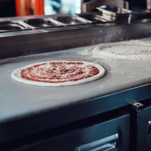 Pizzatisch dreitürig 380L. 7x GN 1/6. Gehäuse innen und außen aus hochwertigem Edelstahl mit Granitarbeitsplatte.