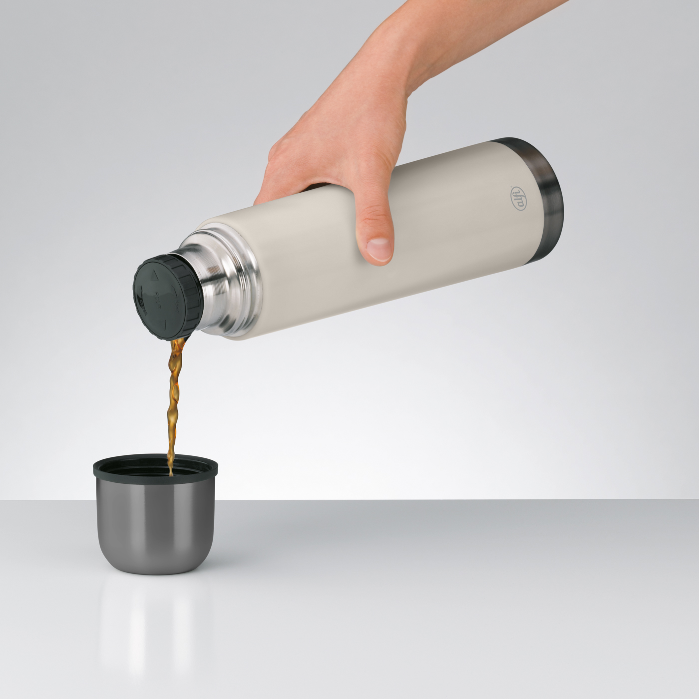 Isolierflasche Eco linen beige 0,75 l; doppelwandiger Edelstahl lackiert; Premium-Isolierleistung hält 12 h heiß und 24 h