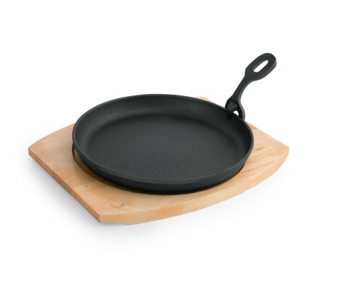Servierpfanne. Gusseisen. mit Holzuntersetzer und abnehmbarem Serviergriff.