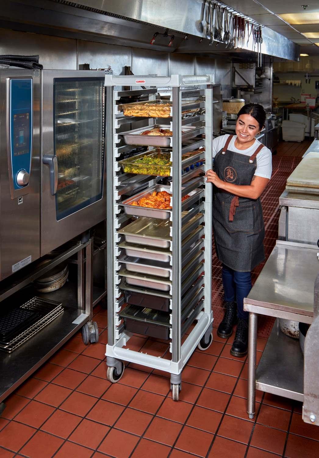 CAMBRO Camshelving® GN 1/1 Speiseschalenregal mit 18 GN 1/1 Einschüben unmontiert, grau