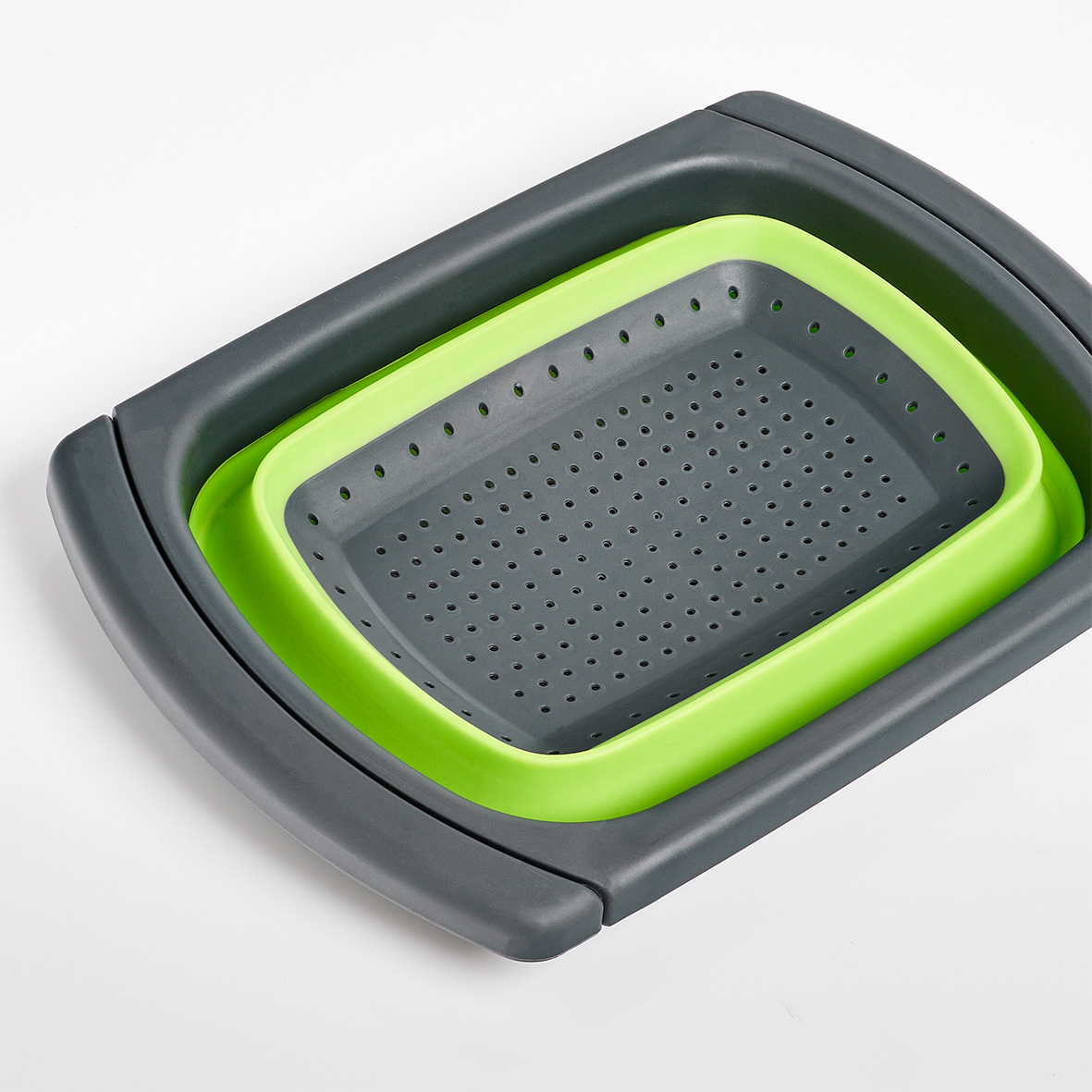 Falt-Sieb, PP/TPR, 44/68x29,8x5,2/13,1 cm. Farbe: anthrazit/grün. Dieses Multitalent findet auch in der kleinsten Küche Platz! Der praktische