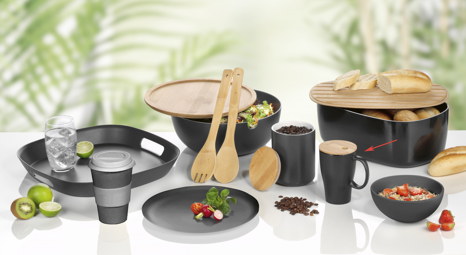 Henkelbecher LUKA aus Keramik, 0,3 Liter, schwarz Inkl. Keramiklöffel und Bambusdeckel mit Dichtung. Höhe 12,6 cm Durchmesser 8,4 cm.