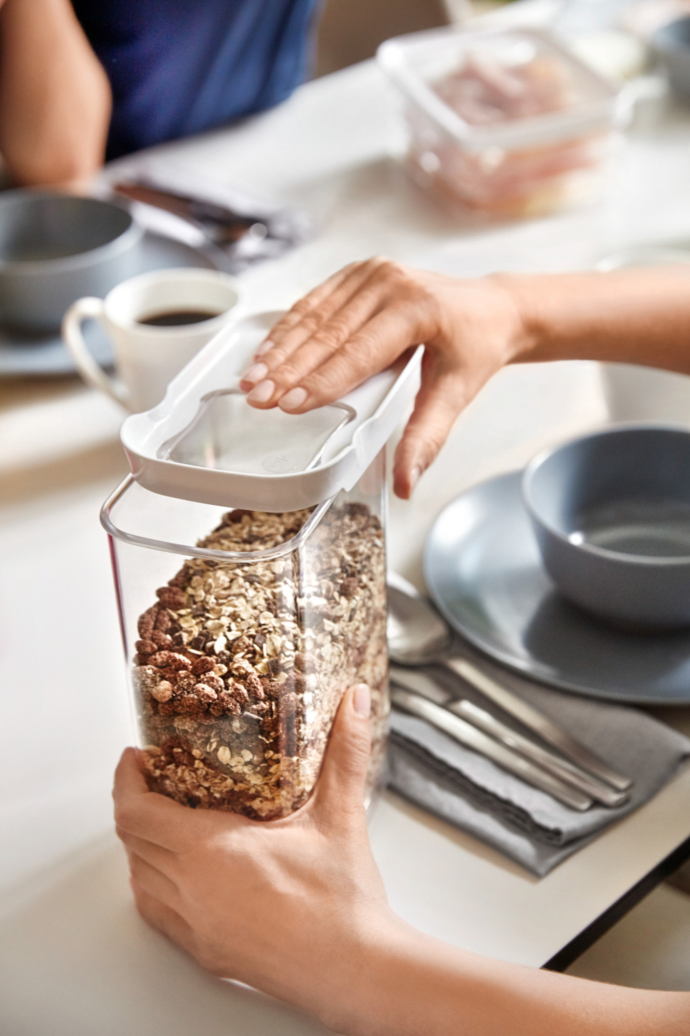 EMSA OPTIMA Schüttdose mit Schiebedeckel, Inhalt: 2,2 Liter, Farbe: weiß, transparent, Maße: 16 x 10 x 23,8 cm