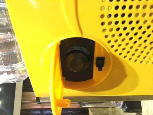 Saftspender, gekühlt, 2 x 12 L. Zwei Behälter je 12 Liter, mit Schnellablasshahn. Temperatur regelbar von 2°C bis 8°C.