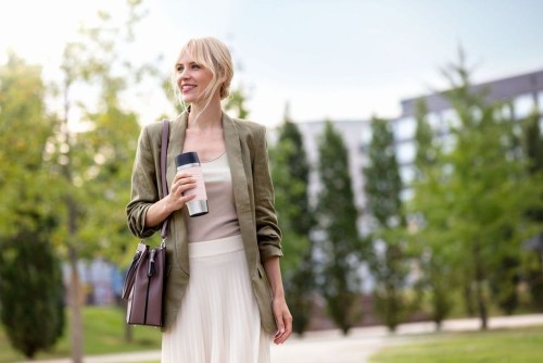 Emsa TRAVEL MUG WAVES Isolierbecher 0,36 Liter, Puder-Blau - 4h heiß und 8h kalt, 100 % dicht, Quick Press Verschluss