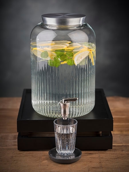 APS Getränkespender mit Deckel und Zapfhahn. Kapazität: 7 Liter. Material: Glas, Edelstahl. Maß: Ø 20 cm, H: 30,5 cm.