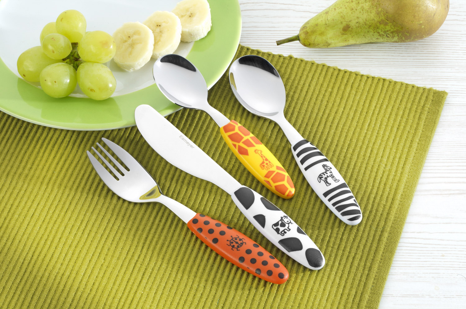 4-teiliges Kinderbesteck SAFARI, aus Edelstahl 18/0, poliert. Messer aus Klingenstahl. Griffe aus ABS-Kunststoff, mit Tiermotiven bedruckt.