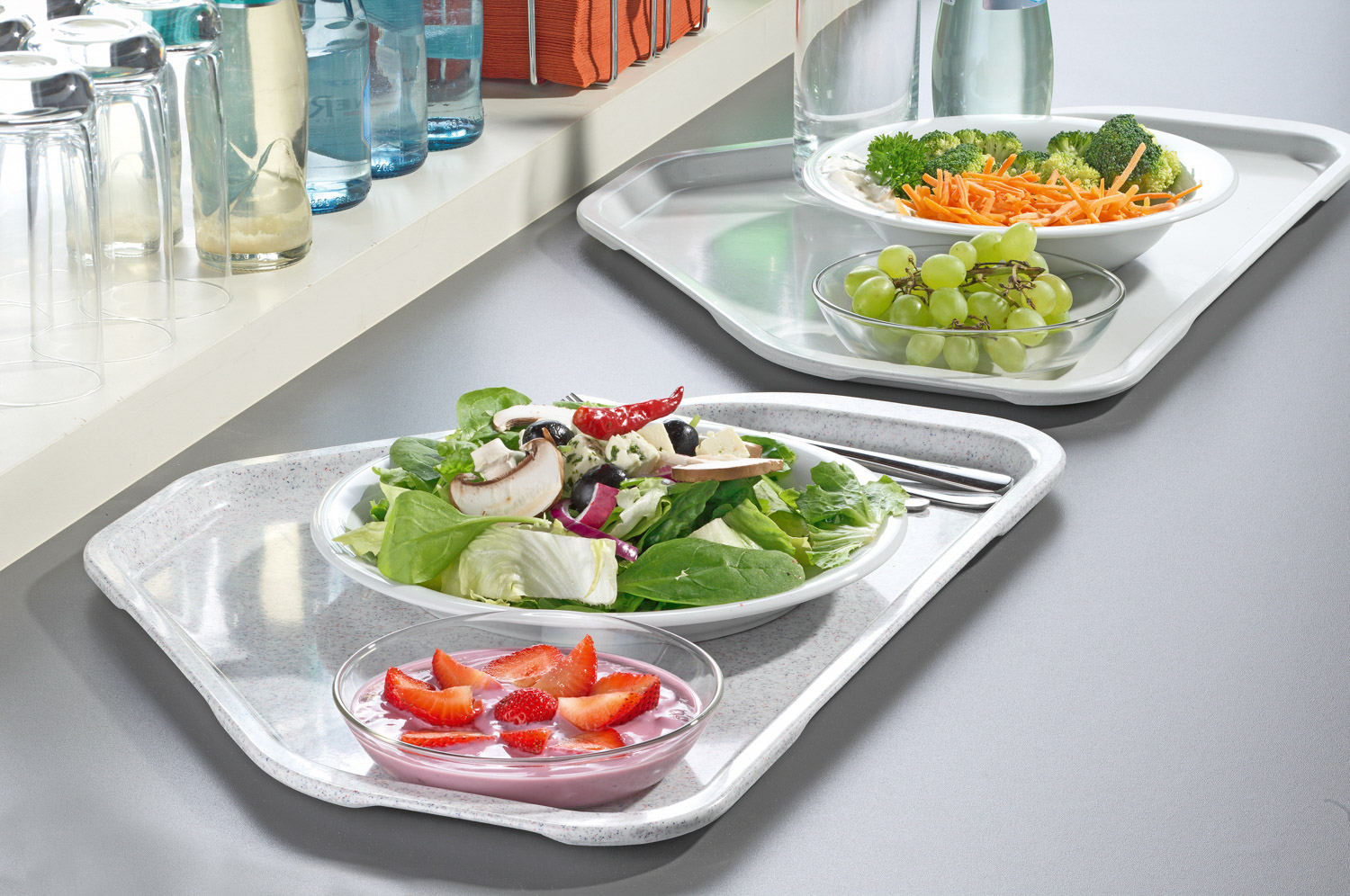 Tablett EASY Trapezform 34x48cm, Farbe: melba, aus glasfaserverstärktem Polyesterharz, spülmaschinenfest,