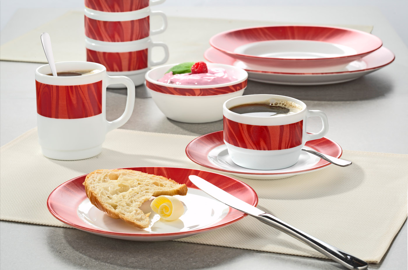 Kaffeetasse NATURA mit rotem Muster. Inhalt ca. 0,22 Liter, aus Opalglas. Von Bormioli Rocco.