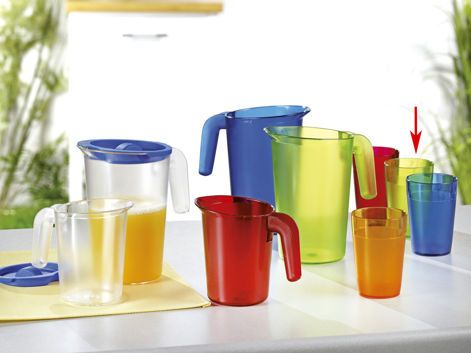 Roltex Becher LUCY aus Polycarbonat in grün, Kapazität: 0,25 l, Höhe: 10,2 cm.