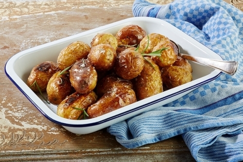 Schale -ENAMELWARE- 28 x 23 cm, H: 4,5 cm emailliertes Stahlblech innen: weiß außen: weiß Rand: blau 1,9 Liter