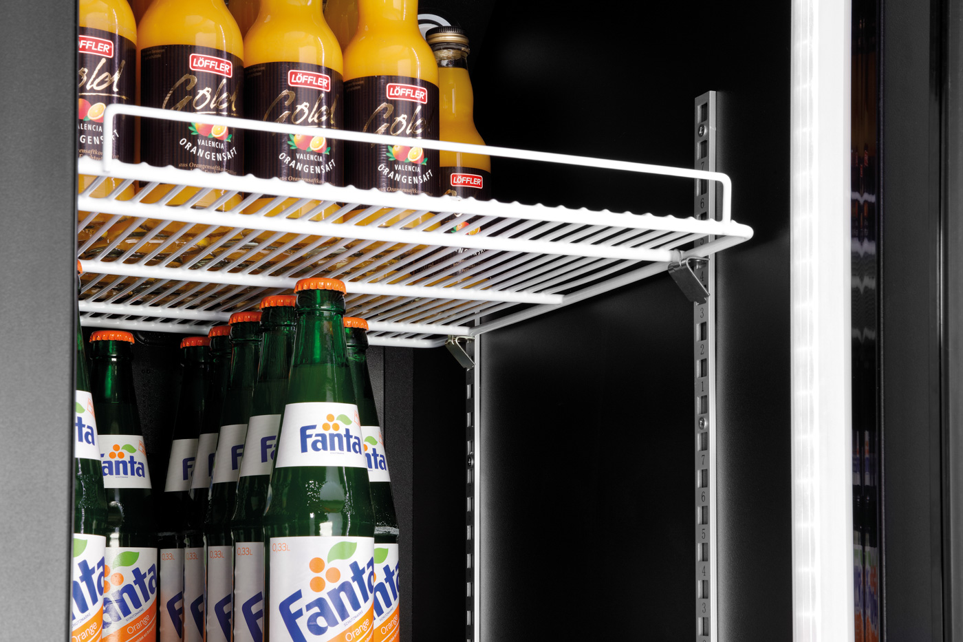 Bartscher Glastürenkühlschrank 300L |Innenbeleuchtung: Ja | Maße: 48 x 77,5 x 199,5 cm.Gewicht: 78 kg