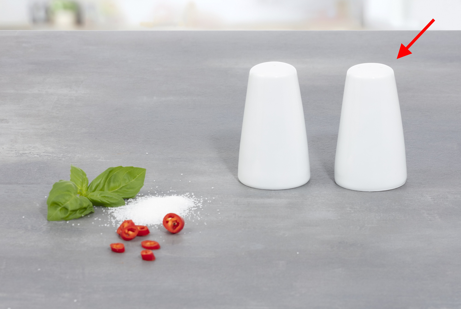 Salzstreuer SOLEA, Höhe 7,6 cm, von caterado. Aus weißem Porzellan.