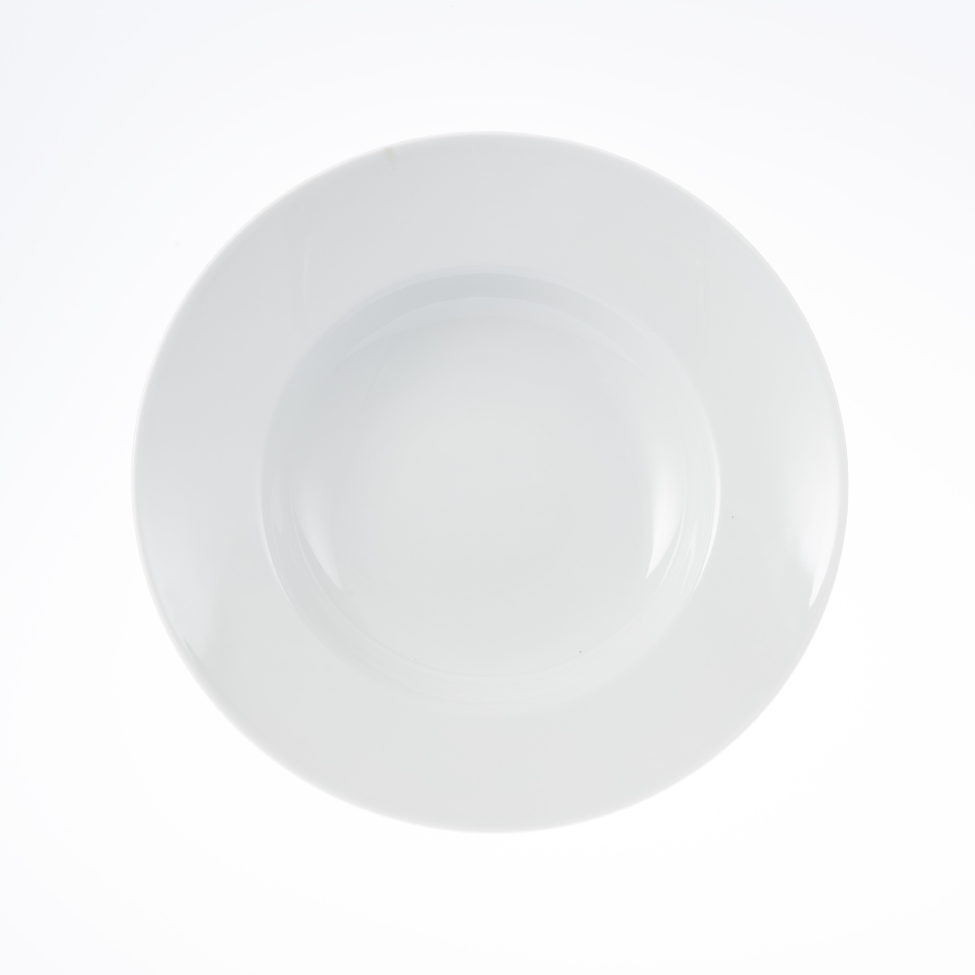 Pastateller ADRINA, Durchmesser 27 cm, von caterado. Aus weißem Porzellan.
