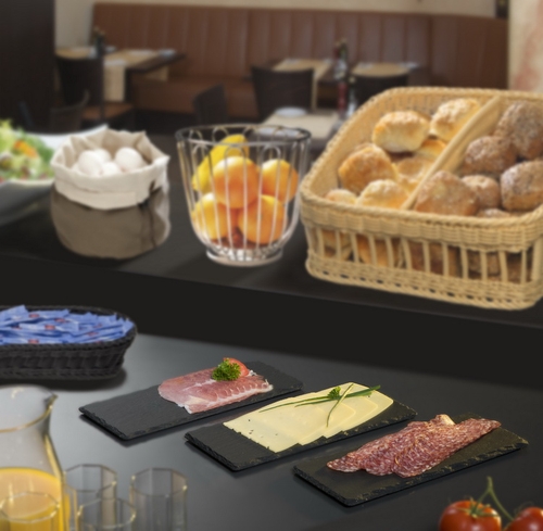 Naturschieferplatte 30 x 12 cm Materialstärke 6-9 mm möbelschonende Füßchen gebrochene Kanten glänzende, versiegelte