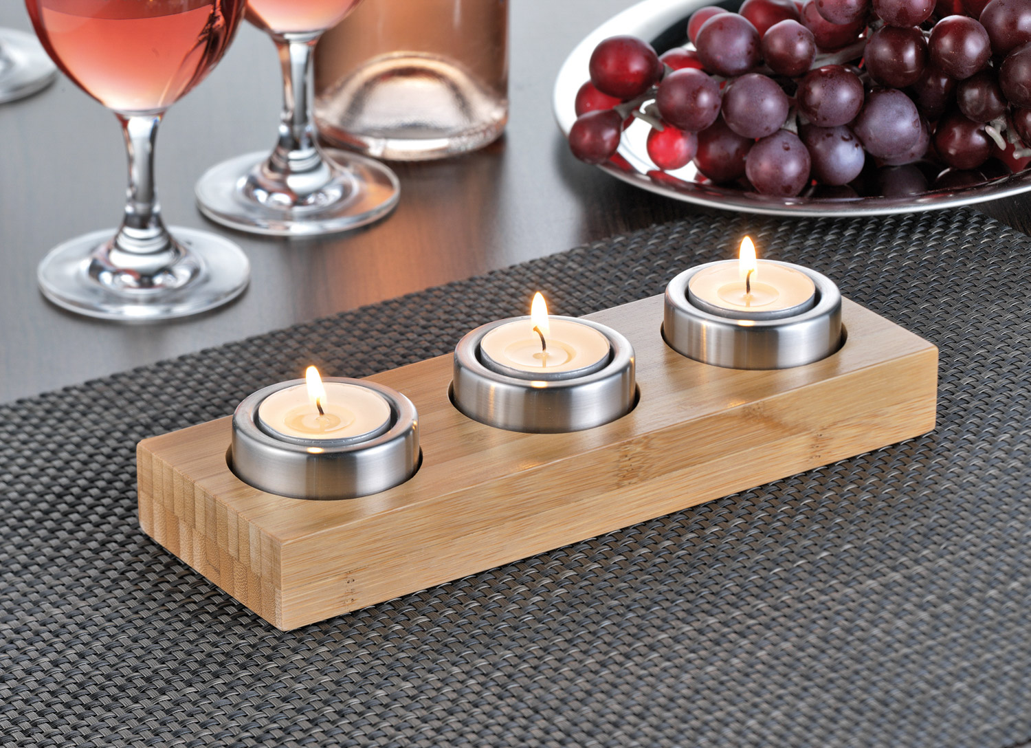 Teelichthalter JOLLY, für 3 Teelichter, aus Bambus und Edelstahl, Maße: 25 x 8 x 5 cm.