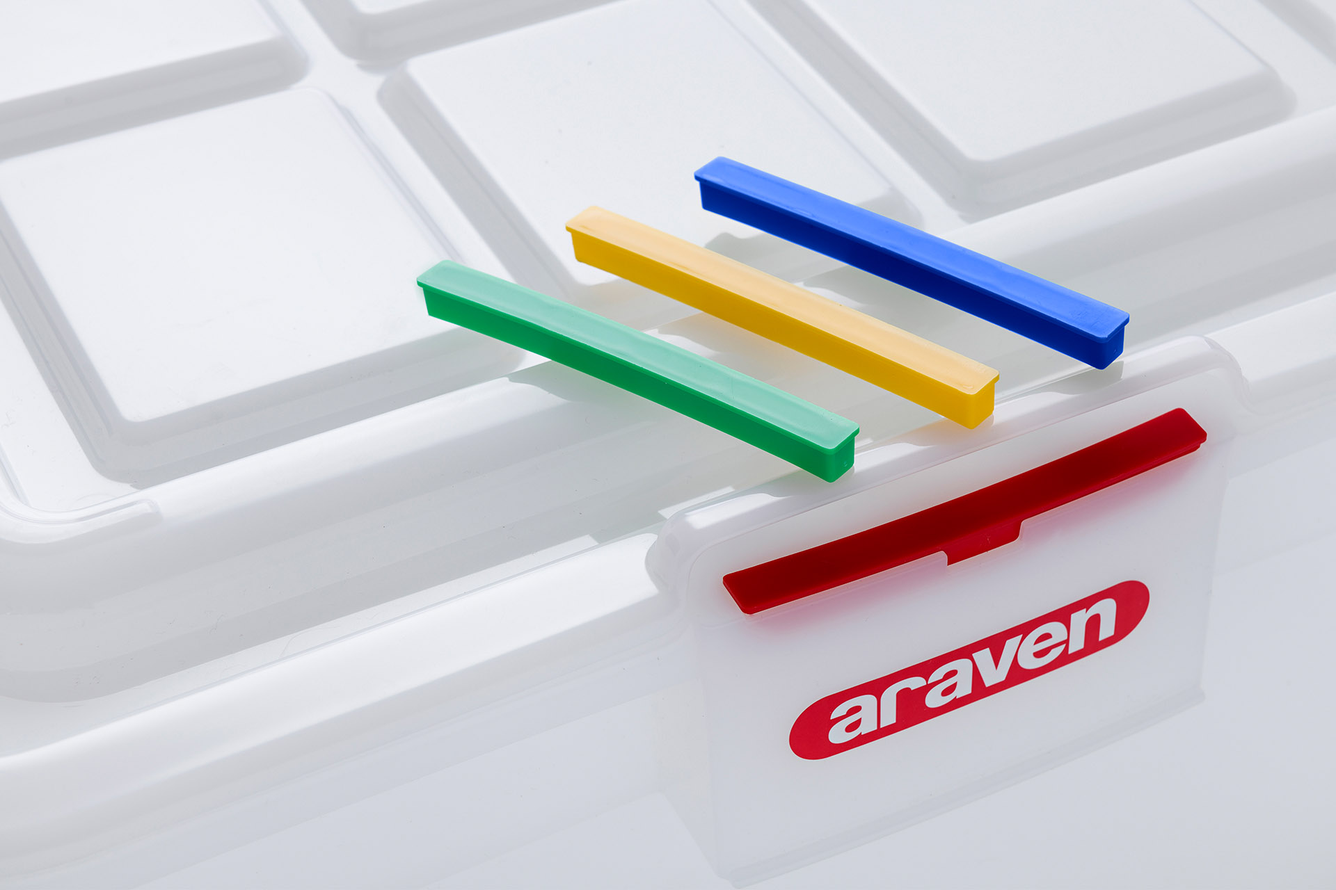 ARAVEN perforierter GN 2/1 Lebensmittelbehälter aus HDPE Kunststoff, 380mm Höhe und 90 Liter Fassungsvermögen