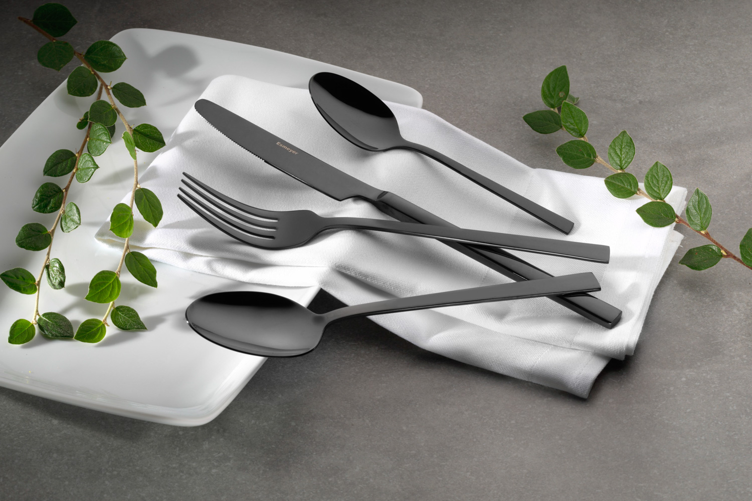 16-teiliges Besteck MELINA mit PVD-Beschichtung in schwarz, aus Edelstahl 18/10, Materialstärke 2.5 / 2.0 mm.