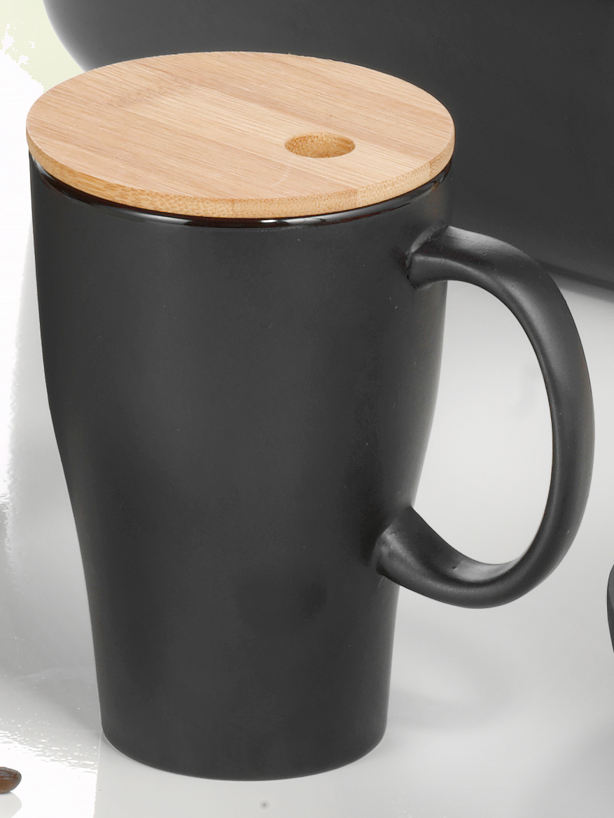 Henkelbecher LUKA aus Keramik, 0,3 Liter, schwarz Inkl. Keramiklöffel und Bambusdeckel mit Dichtung. Höhe 12,6 cm Durchmesser 8,4 cm.
