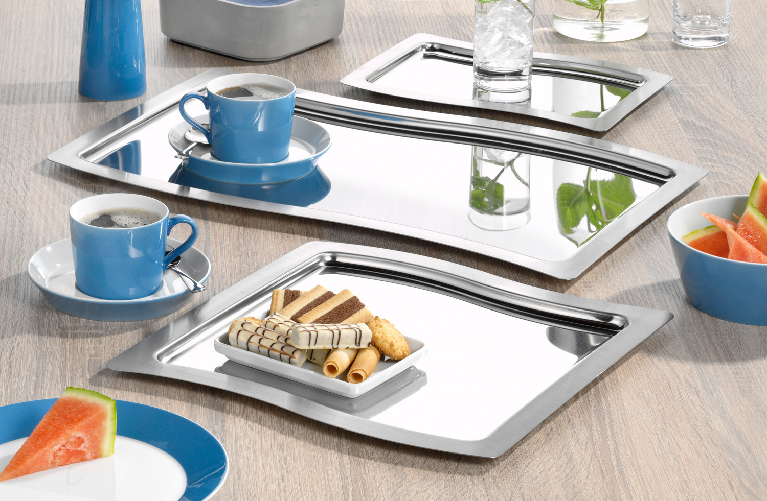 Tablett SWING, rechteckig, aus 18/0 Edelstahl, Höhe: 1 cm, Länge 28,5 cm, Breite 20 cm, Rand mattiert, innen hochglanzpoliert