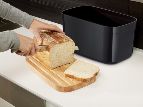 Joseph Joseph Bread Bin - Brotkasten mit integriertem Schneidebrett - schwarz