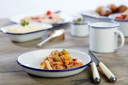 Teller, tief -ENAMELWARE- Ø 18 cm, H: 3,5 cm, 0,35 Liter emailliertes Stahlblech innen: weiß außen: weiß Rand: blau